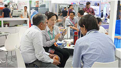 尊龙人生就是博首页署理商展会洽谈实拍图